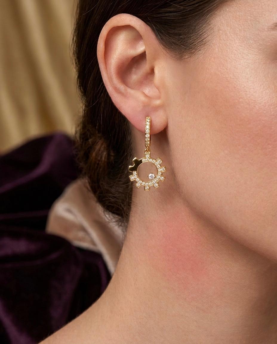 قرط سوهو ريذم نصف مرصّع بالماس من الذهب الأصفر